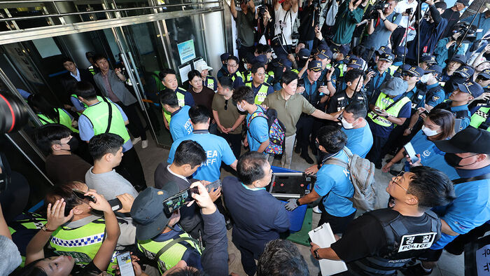 Officials from the Korean Sport & Olympic Committee enter the Olympic Park Handball Gymnasium in Songpa-gu, Seoul, with police support on the 8th, amid protests blocking the Jamsil vote-counting station triggered by the June 3 local elections ballot shortage.