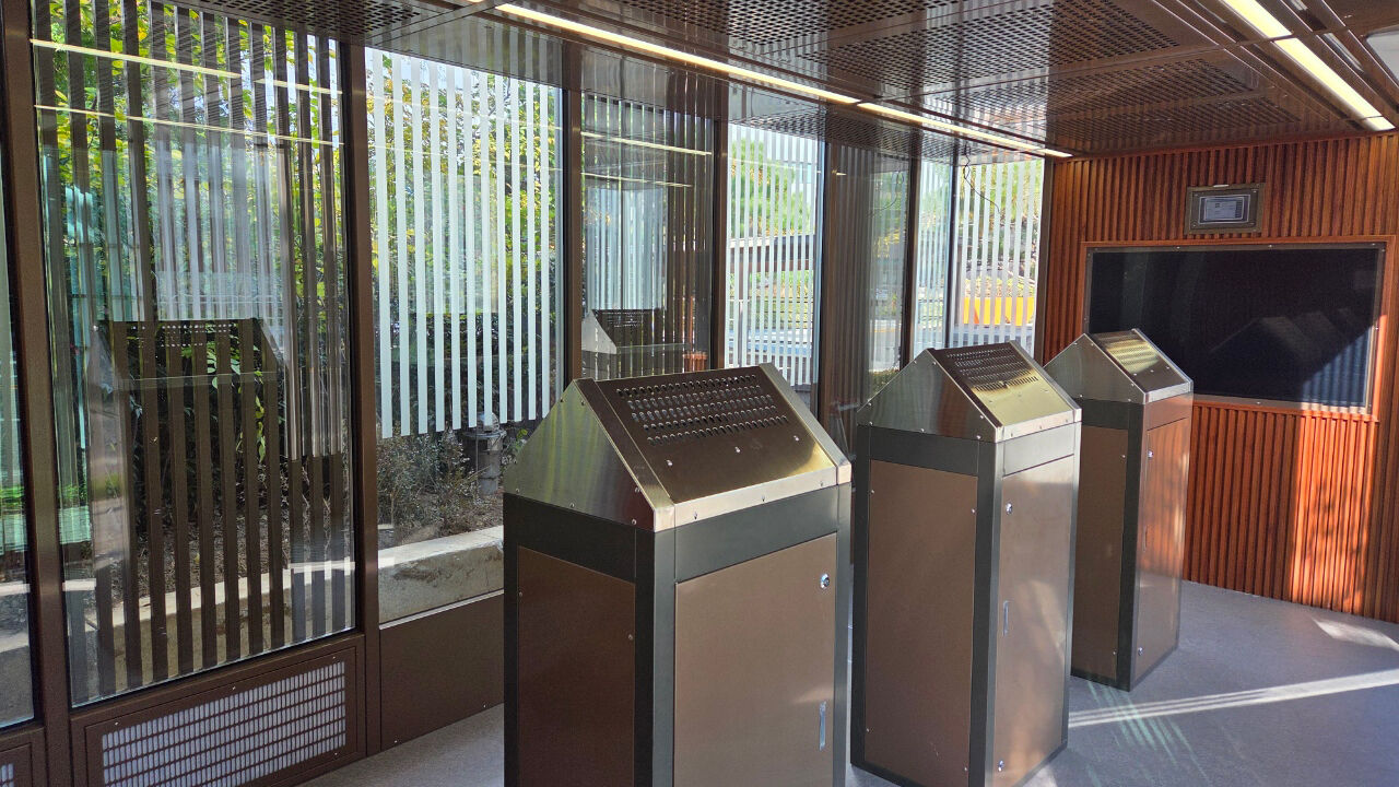 Inside a Seongdong-style smart smoking booth (Photo provided by Seongdong-gu, Yonhap News)