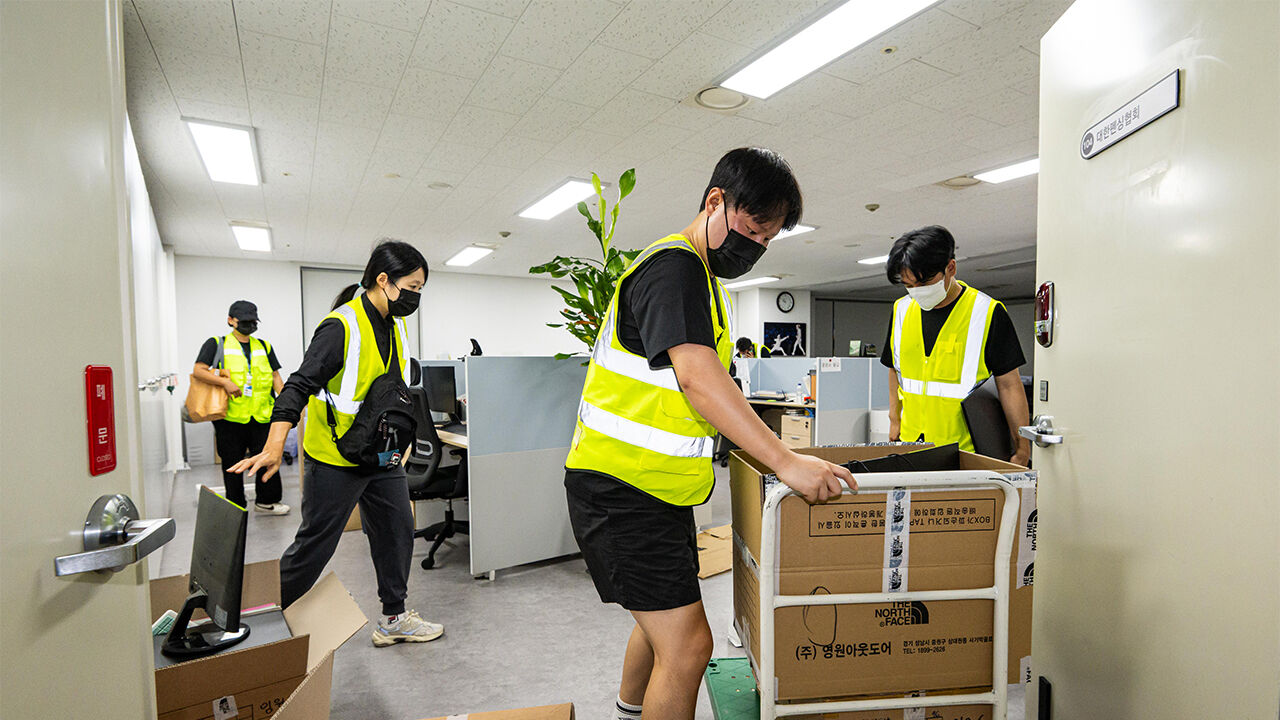 Officials from nine sports organizations under the Korean Sport & Olympic Committee enter the Handball Gymnasium at Olympic Park in Songpa-gu, Seoul, on the 8th to retrieve equipment, administrative data, PCs, and other items. (Photo: Yonhap News)