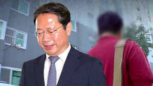 안경을 쓰고 정장 차림을 한 남성의 모습과 흐릿하게 처리된 뒷모습의 남성