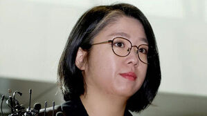 안경을 쓰고 단발머리를 한 여성의 상반신 모습