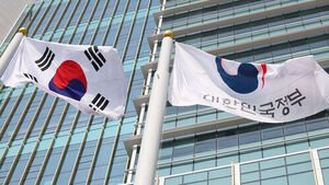 개청을 앞둔 세종시 정부세종청사 중앙동에서  2023년 2월 14일 오후 국기와 정부기가 펄럭이고 있다. 중앙동은 행정안전부와 기획재정부 등이 차례로 입주할 예정이다. (사진=연합뉴스)