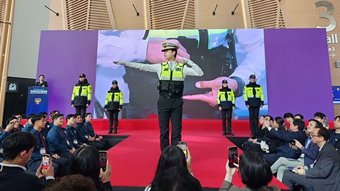 새롭게 바뀐 교통경찰 근무복