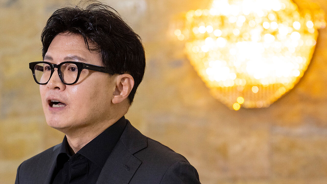 Independent lawmaker Han Dong-hoon expresses his stance regarding the 'new drug solicitation suspicions' surrounding Justice Minister nominee Kim Seung-won while meeting with reporters on his way to the National Assembly plenary session on the 8th.