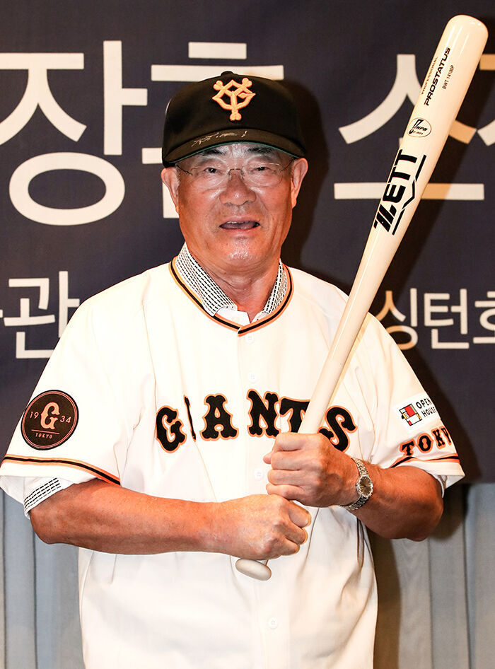 지난 2018년 서울에서 열린 소장품 기증식에서 포즈를 취하는 장훈. (사진=연합뉴스)