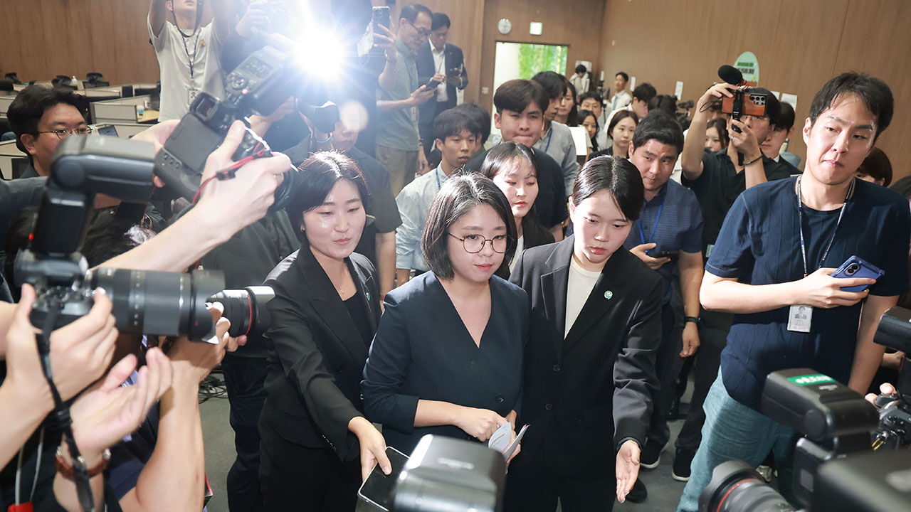용혜인 성평등가족부 장관 후보자가 10일 국회 소통관에서 입장 발표 기자회견을 마친 뒤 회견장을 떠나고 있다.