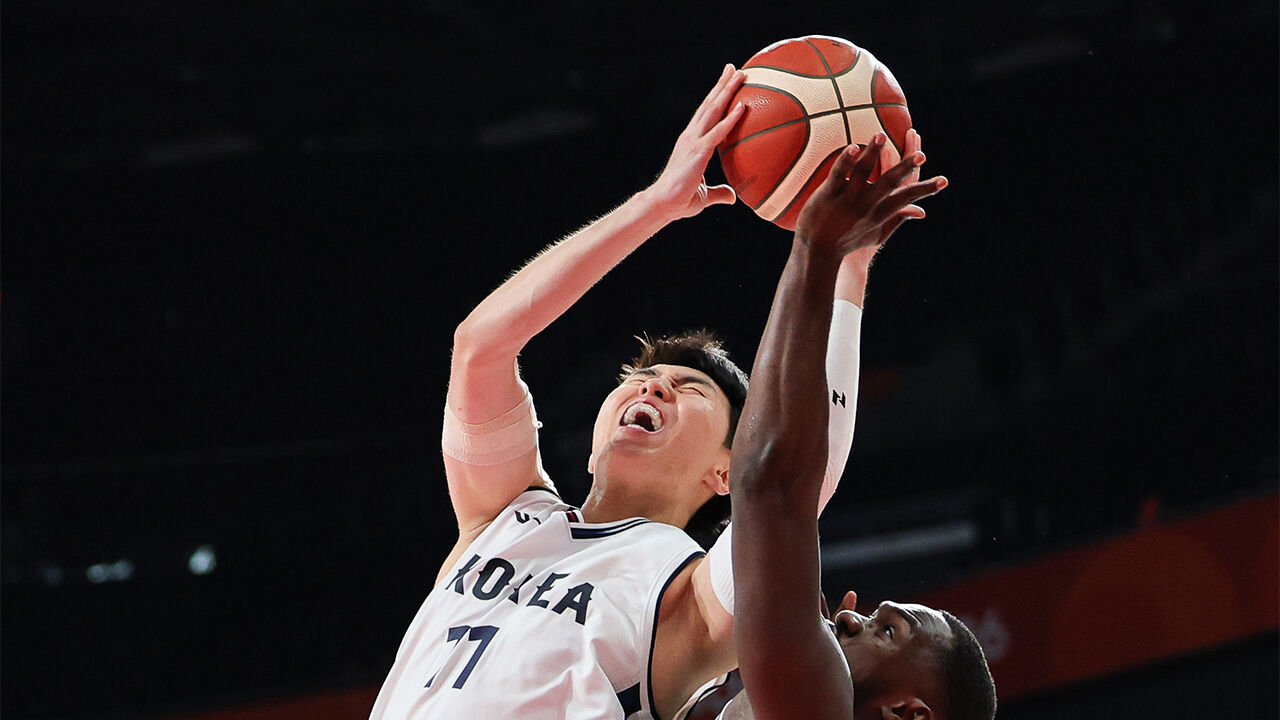 The men's basketball group stage match between South Korea and Saudi Arabia at the 2026 Aichi-Nagoya Asian Games held at the Aichi International Arena in Nagoya, Japan, on the 10th. Lee Woo-seok is shooting past opponent blocking. (Photo: Yonhap News)