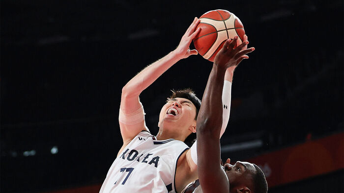 The men's basketball group stage match between South Korea and Saudi Arabia at the 2026 Aichi-Nagoya Asian Games held at the Aichi International Arena in Nagoya, Japan, on the 10th. Lee Woo-seok is shooting past opponent blocking. (Photo: Yonhap News)