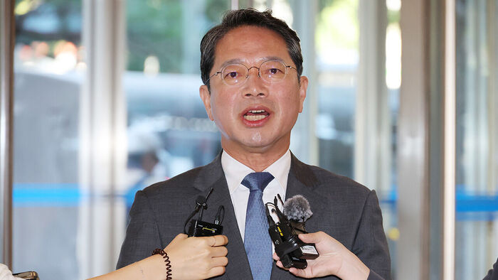김승원 법무부 장관 후보자가 11일 서울 종로구 적선현대빌딩에 마련된 인사청문회 준비 사무실로 출근하며 취재진의 질문에 답하고 있다.
