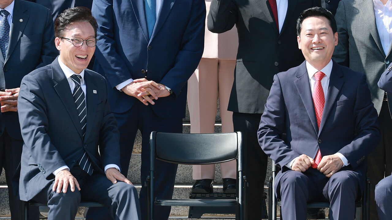 Democratic Party leader Kim Min-seok and People Power Party leader Jang Dong-hyeok smiling while waiting to take a commemorative photo for the opening of the regular session of the 22nd National Assembly in front of the main National Assembly building on the 3rd. (Photo: Yonhap News)