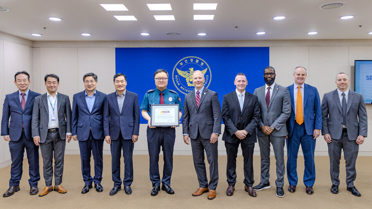 The U.S. Naval Criminal Investigative Service (NCIS) presenting a certificate of appreciation to the Busan Metropolitan Police Agency (Photo: Busan Metropolitan Police Agency)