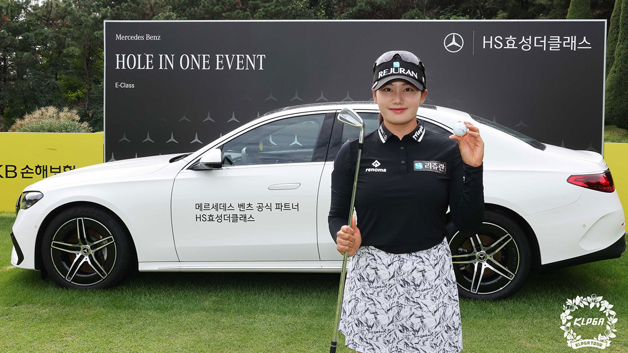 Noh Seung-hee posing for a commemorative photo after hitting a hole-in-one on the 16th hole (Photo: Provided by KLPGA, Yonhap News)