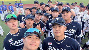 아시아청소년야구선수권대회에 출전한 18세 이하(U-18) 국가대표팀 선수들이 지난 7일 대만 타이베이 티엔무 구장에서 열린 대회 개막식을 앞두고 기념사진을 촬영하고 있다. (사진=대한야구소프트볼협회 제공, 연합뉴스)