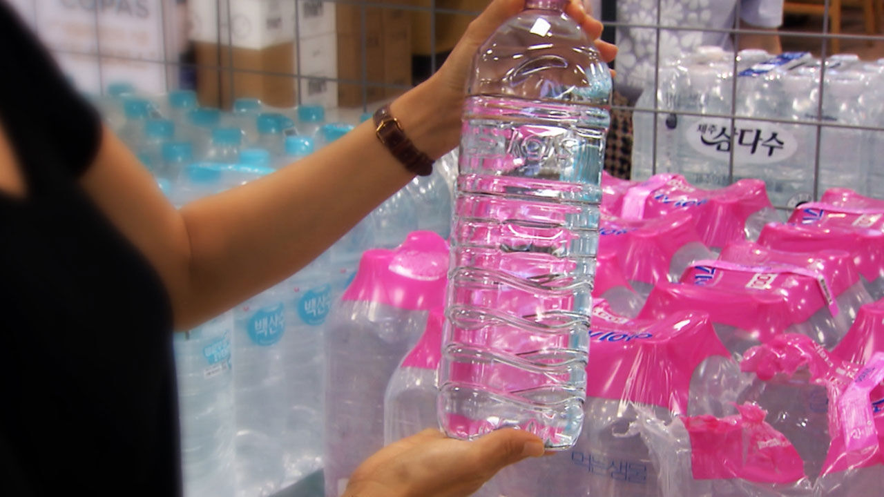 Labeled bottled water, label-free bottled water
