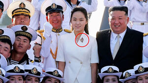 김주애 브로치 착용
