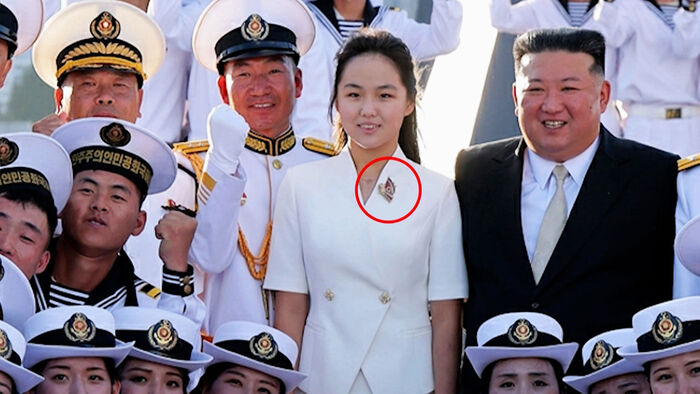 김주애 브로치 착용