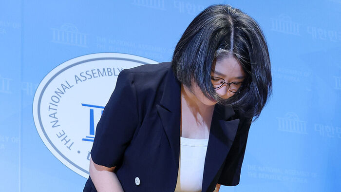 "조롱&middot;폄하&middot;악의적 왜곡" 울컥&hellip;"민주당에서 연락" 결국 사퇴