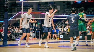 배구 대표팀 허수봉(가운데)이 13일 일본 후쿠오카현 기타큐슈 시립체육관에서 열린 2026 아시아선수권대회 호주와 3-4위 결정전에서 엄지를 치켜세우고 있다.