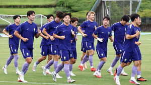 3일 나고야 도요타스포츠센터에서 열린 남자 축구 국가대표팀 훈련에서 선수들이 몸을 풀고 있다. 