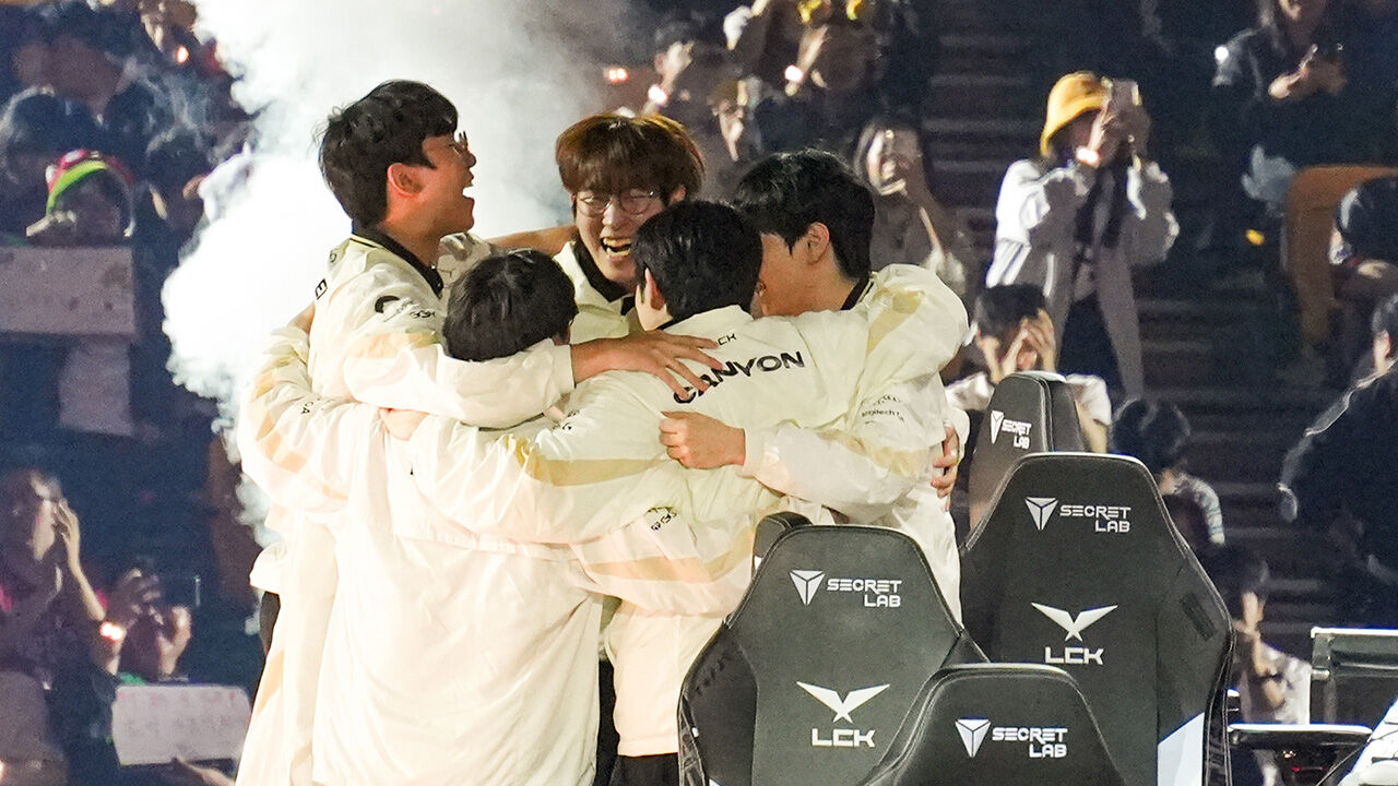 젠지 선수단이 13일 서울 송파구 KSPO돔에서 열린 2026 LCK 결승전에서 한화생명e스포츠를 세트 스코어 3-1로 꺾고 우승을 확정한 직후 얼싸 안고 환호하고 있다. (Photo: Yonhap News)
