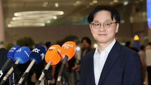 대미투자협상 마무리차 방미했던 김정관 산업통상부 장관이 13일 인천국제공항 제2여객터미널을 통해 입국, 취재진 질문에 답한 뒤 이동하고 있다. 