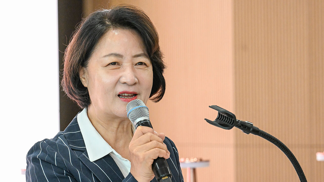 Gyeonggi Province Governor Choo Mi-ae is giving a welcoming speech at the 'Abundant Chuseok Love Sharing Delivery Ceremony' held at Gwanggyo General Social Welfare Center in Yeongtong-gu, Suwon-si, Gyeonggi-do, on the 11th.