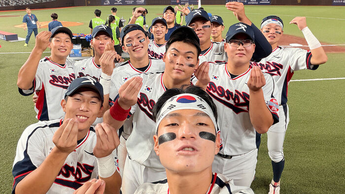 정윤진 감독이 이끄는 18세 이하(U-18) 야구 대표팀 선수들이 13일 대만 타이베이돔에서 열린 아시아청소년야구선수권대회 결승에서 일본을 2-0으로 꺾고 우승 뒤 기념사진을 찍고 있다.
