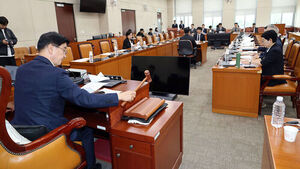 14일 국회에서 열린 행정안전위원회 법안심사제1소위원회 회의에서 이해식 소위 위원장(왼쪽)이 회의 시작을 알리고 있다.