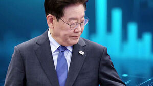 안경을 쓰고 정장 차림으로 고개를 숙인 이재명 더불어민주당 대표