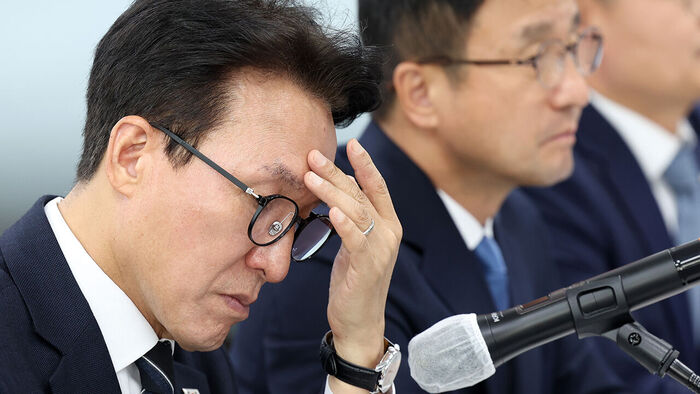Democratic Party of Korea leader Kim Min-seok touches his forehead during a Supreme Council meeting held at the party's Gangwon provincial chapter in Chuncheon, Gangwon Province, on September 14. (Photo: Yonhap News)