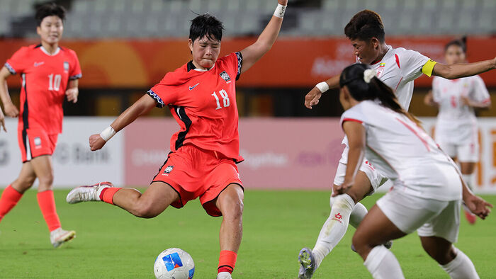 14일 일본 오사카 얀마 스타디움 나가이에서 열린 2026 아이치·나고야 아시안게임 여자 축구 조별리그 1차전 대한민국과 미얀마의 경기. 한국 김민지가 슈팅하고 있다.