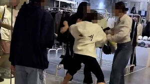 쇼핑몰 한복판서 밀치고, 소리지르고&hellip;몸싸움 벌인 이유는