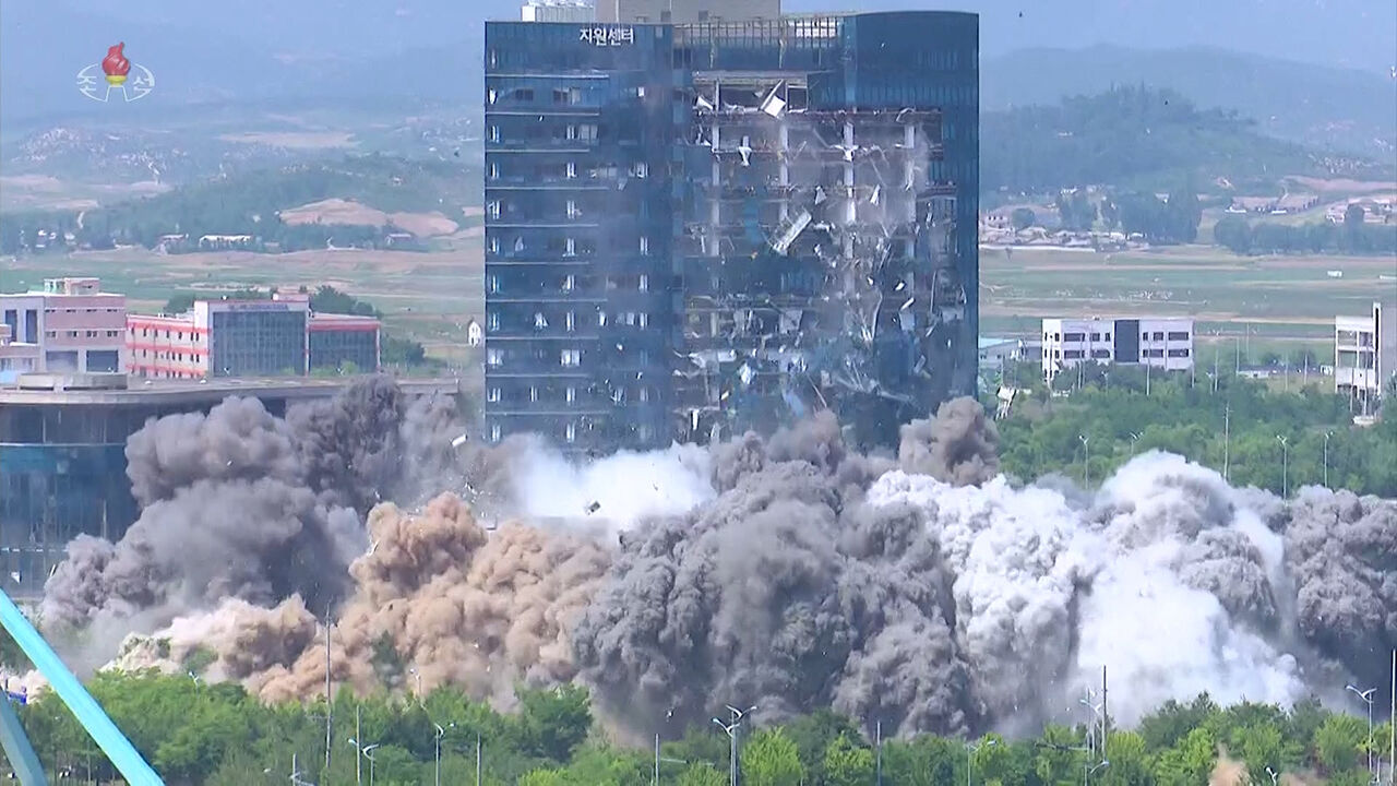 The Korean Central Television released footage on the 17th showing the explosion of the inter-Korean joint liaison office in Gaeseong. The footage showed the liaison office vanishing into gray dust amid an explosion sound, with the front windows of the adjacent 15-story Gaeseong Industrial Complex Complex Support Center shattering into pieces.