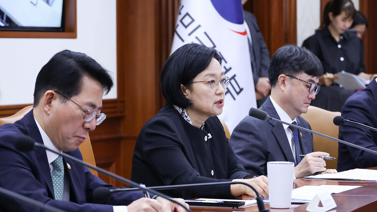 한성숙 국무총리가 16일 서울 종로구 정부서울청사에서 열린 국가정책조정회의에서 발언하고 있다.