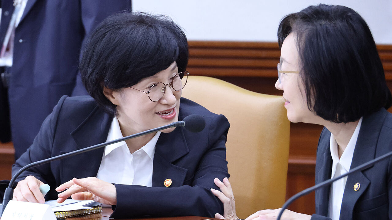 원민경 성평등가족부 장관(왼쪽)과 오유경 식품의약품안전처장이 16일 서울 종로구 정부서울청사에서 열린 국가정책조정회의에서 대화하고 있다. (사진=연합뉴스)