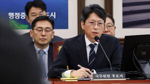 홍지선 국토교통부 장관 후보자가 16일 국회에서 열린 인사청문회에서 위원 질의에 답하고 있다.