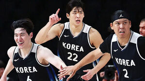 농구 국가대표 유니폼을 입은 세 선수가 코트에서 경기에 집중하는 모습