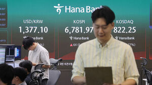 코스피가 상승 출발한 17일 서울 중구 하나은행 딜링룸에서 직원이 업무를 보고 있다. (사진=연합뉴스)