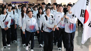 2026 아이치&middot;나고야 아시안게임(AG)에 나서는 대한민국 선수단이 17일 인천 영종도 인천국제공항 제2여객터미널에서 출국 행사를 마친 뒤 함께 이동하고 있다. (사진=연합뉴스)