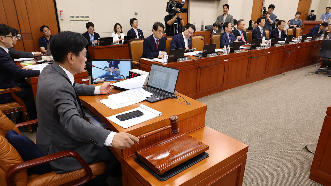 Ruling and opposition members of the Finance, Economy, and Planning Committee adopt the confirmation hearing report for Deputy Prime Minister and Minister of Finance and Economy nominee Lee Hyoung-il at a plenary meeting held at the National Assembly on September 17.