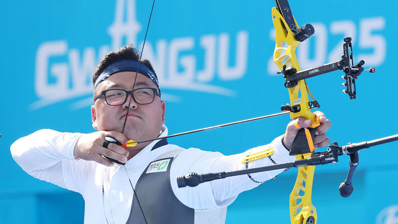 Kim Woo-jin shoots an arrow during the men's team final of the 2025 World Archery Championships held at the 5.18 Democracy Square of the Asia Culture Center in Dong-gu, Gwangju, on the 10th.