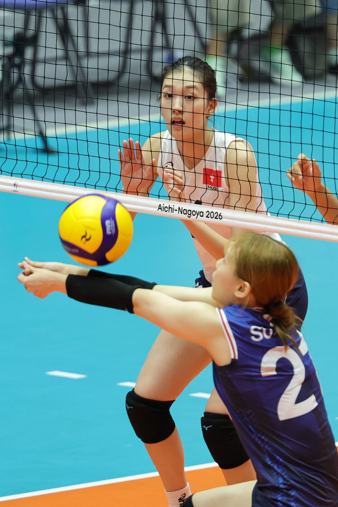 The women's volleyball Group D preliminary match 1 between South Korea and Hong Kong at Park Arena Komaki in Aichi Prefecture, Japan, on the 16th. Hong Kong's Chim Wing-lam (left) attempts a defense. (Photo: Yonhap News)