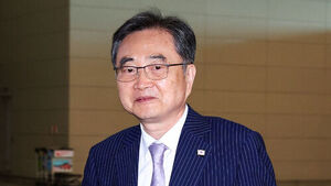 조현 외교부 장관이 17일 인천 영종도 인천국제공항 제2여객터미널에서 한미 외교장관회담을 위해 출국하고 있다. (사진=연합뉴스)
