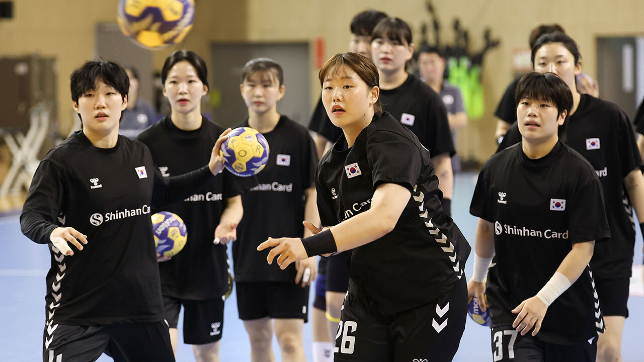 핸드볼 여자 국가대표 선수들이 9일 충북 진천군 진천국가대표선수촌에서 열린 2026 아이치·나고야 아시안게임 핸드볼대표팀 미디어데이에서 공개 훈련을 하고 있다.