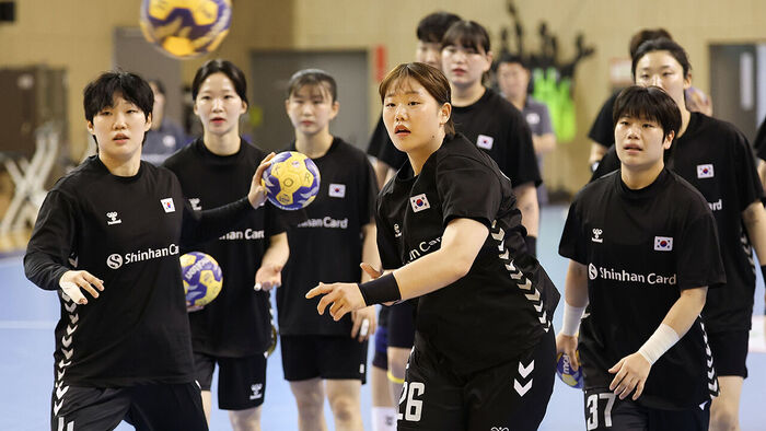 핸드볼 여자 국가대표 선수들이 9일 충북 진천군 진천국가대표선수촌에서 열린 2026 아이치·나고야 아시안게임 핸드볼대표팀 미디어데이에서 공개 훈련을 하고 있다.