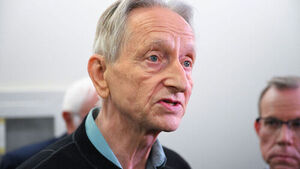 'AI Godfather' Hinton Warns US May Lose Control Within a Year Without Safety Guardrails