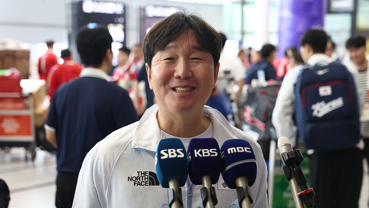 2026 Aichi-Nagoya Asian Games South Korea national baseball team manager Ryu Ji-hyun arrives at Chubu Centrair International Airport in Japan on the 18th and gives an interview to reporters. (Photo: Yonhap News)