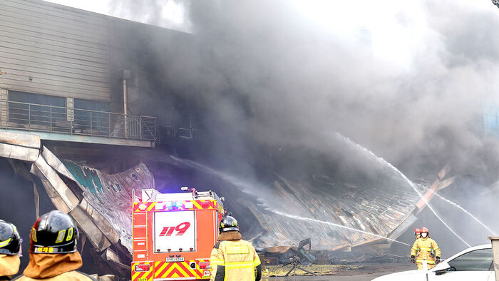 Firefighters battle a fire that broke out at a logistics center in Gyeongseo-dong, Seohae-gu, Incheon, on the 18th. (Photo: Yonhap News)