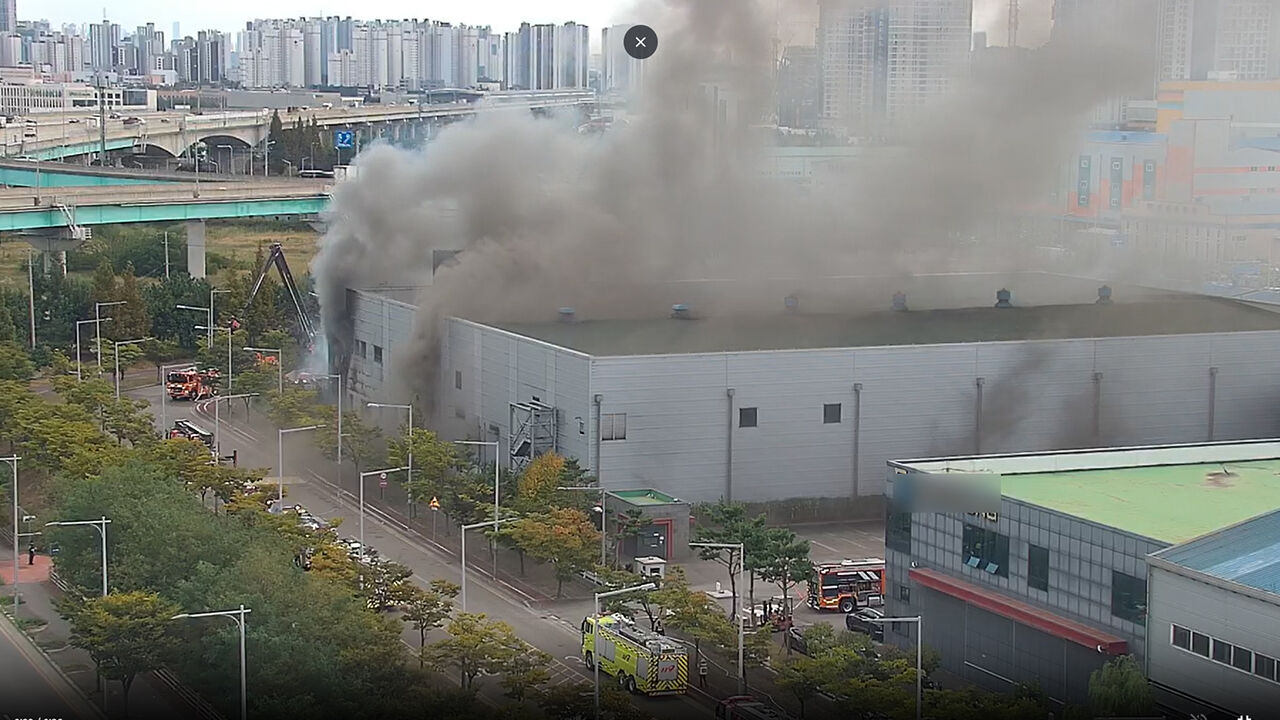 Firefighters battle a blaze at a logistics center in Gyeongseo-dong, Seohae-gu, Incheon, on the 18th. (Photo provided by Incheon Fire Headquarters, Yonhap News)