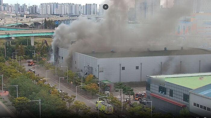 Firefighters battle a fire that broke out at a logistics center in Gyeongseo-dong, Seohae-gu, Incheon, on the 18th. (Photo provided by Incheon Fire Headquarters, Yonhap News)
